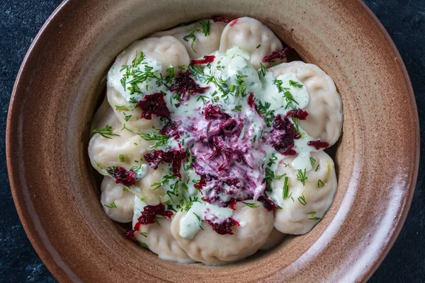 Aptitretare Dumplings Fyllda Med Potatis Och Svamp Med Gräddfil Grön Stockfoto