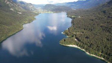 Slovenya, Orta Avrupa 'da yaz aylarında dağlarla ormanlar arasında Bohinjsko jezero ya da Bohinj Gölü üzerindeki hava manzarası, seyahat ve doğa kavramı