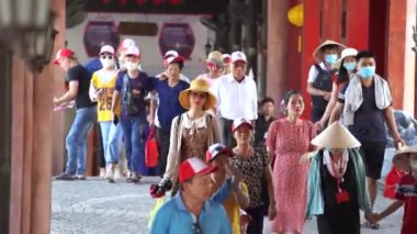 Da Nang, Vietnam - 27 Haziran 2020: Birçok Vietnamlı turist Vietnam Danang 'ı yakınlarındaki Bana Hills eğlence merkezinde yürür