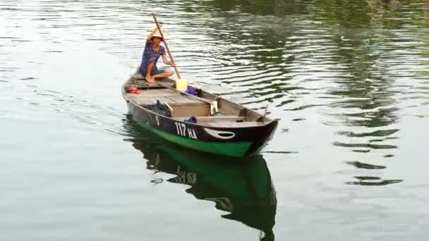 越南海安 2020年6月13日 越南老妇驾驶着一艘木船在越南老城海安的河里漂流 — 图库视频影像