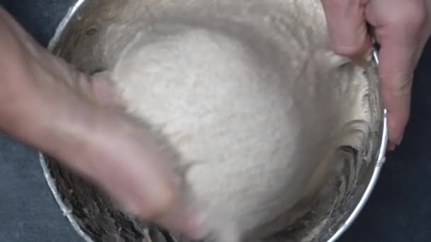 Αρσενικό Αρτοποιός Απλώνει Ζύμη Χωρίς Μαγιά Για Ψήσιμο Ψωμιού Χέρια — Αρχείο Βίντεο