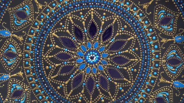 Dekoratif Seramik Tabak Siyah Mavi Altın Renkli Arka Planda Boyalı — Stok video