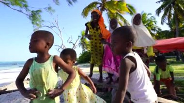Zanzibar, Tanzanya - 30 Kasım 2019: Mutlu Afrikalı çocuklar, Tanzanya 'nın doğusundaki Zanzibar adasında, deniz kenarındaki tropik bir plajda,