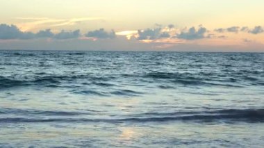 Hint Okyanusu üzerinde Tanzanya 'nın Zanzibar adasında, Doğu Afrika' da güzel bir gündoğumu. Seyahat ve doğa kavramı. Sabah gökyüzü ve deniz suyu