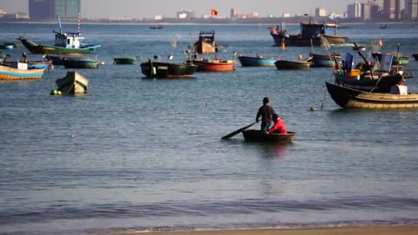 Danang Vietnam April 2020 Vietnamese Visser Een Traditioneel Rond Geweven — Stockvideo
