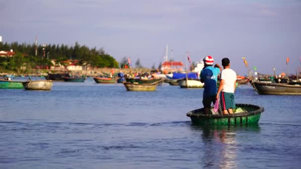 Danang Vietnam Avril 2020 Pêcheur Vietnamien Dans Bateau Traditionnel Bambou — Video