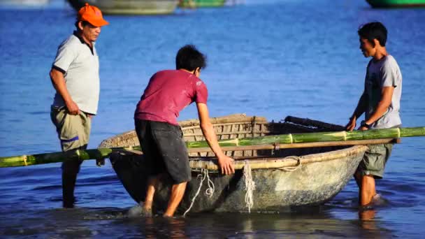 Danang Vietnam April 2020 Vietnamese Visser Een Traditioneel Rond Geweven — Stockvideo