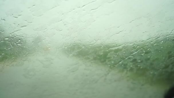 Σταγόνες Βροχής Στο Παρμπρίζ Και Υαλοκαθαριστήρες Αφαιρούν Νερό Οδήγηση Θέα — Αρχείο Βίντεο