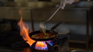 Kızarmış tavada yumurta, sosis ve sebzeli omlet. Mutfakta sebzeli yumurta pişir.