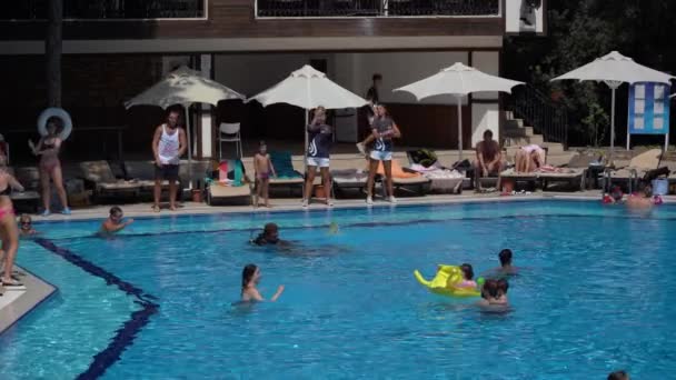 トルコのボドルム 9月08 2019 アニメーターは ホテル内のスイミングプールの近くの観光客を楽しませてくれます 休日の休息の概念 — ストック動画