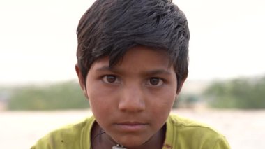 PUSHKAR, INDIA - 15 Kasım 2018: Çölde Hintli genç çocuk Thar zamanında Pushkar Camel Mela kutsal şehir Pushkar, Rajasthan, Hindistan, yakın portre