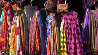 Udaipur, Rajasthan, Hindistan 'daki yerel sokak pazarında satılık renkli kıyafetlerin çeşitli ürünleri. Kapat.