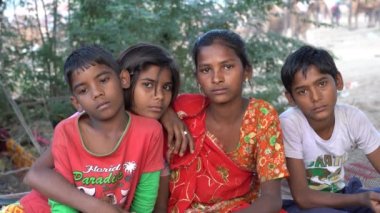 PUSHKAR, INDIA - 16 Kasım 2018: Hintli çocuklar çölde Thar zamanında Pushkar Camel Mela kutsal şehir Pushkar, Rajasthan, Hindistan yakınlarında. Genç kızların ve erkeklerin portresi