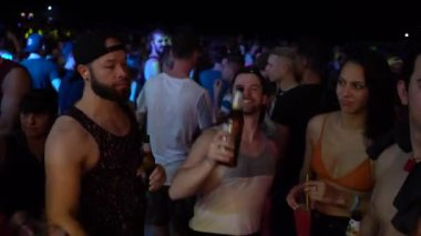KOH PHANGAN, THAILAND - 20 HAZİRAN 2019: Koh Phangan, Tayland 'da Dolunay partisinde dans eden kızlar ve erkekler. Bu, denize yakın kumsalda bedava girişi olan bedava bir parti.