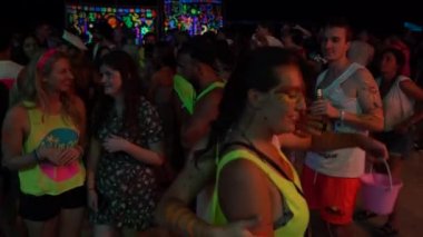 KOH PHANGAN, THAILAND - 20 HAZİRAN 2019: Koh Phangan, Tayland 'da Dolunay partisinde dans eden kızlar ve erkekler. Bu, denize yakın kumsalda bedava girişi olan bedava bir parti.