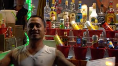 KOH PHANGAN, THAILAND - 20 HAZİRAN 2019 Tayland 'da Koh Phangan Adası' ndaki dolunay partisinde geceleyin turistlere alkol satan Taylandlılar. Kovadaki alkol ruhları