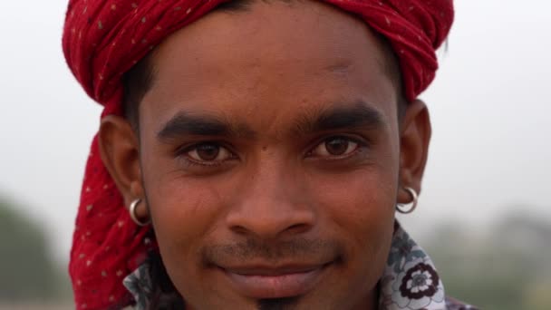 プシュカル インド 2018年11月15日 砂漠のインド人青年タールオン時間プシュカル カメル メラ聖なる都市の近くプシュカル ラジャスタン州 インド — ストック動画