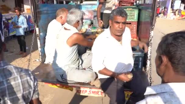 プシュカル インド 2018年11月17日 インドの男性がインドのラジャスタン州プシュカル市の聖なる湖の近くの路上で空腹の人々に食事を提供 — ストック動画