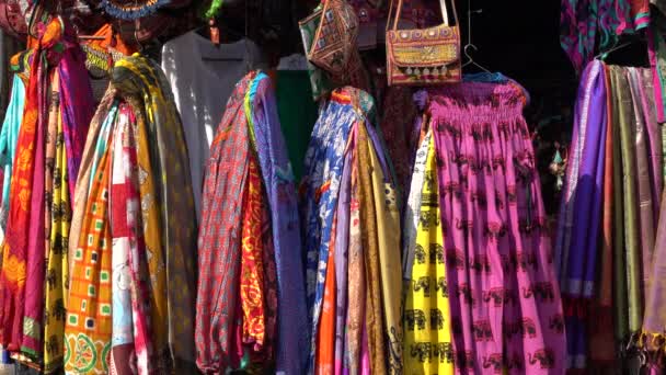 Auswahl Bunten Kleidungsstücken Zum Verkauf Auf Dem Lokalen Straßenmarkt Udaipur — Stockvideo