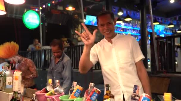 Koh Phangan Thailand January 2019年1月20日 在泰国Koh Phangan岛举行的月圆之夜派对上 泰国卖家在沙滩上为游客出售烈酒 酒桶里的烈酒 — 图库视频影像