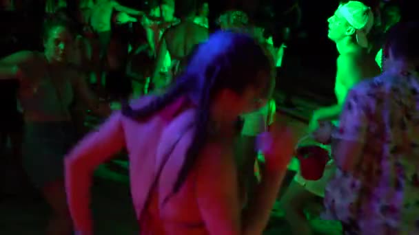 Koh Phangan Thailand Ιανουαριου 2019 Αγόρια Και Κορίτσια Χορεύουν Στην — Αρχείο Βίντεο