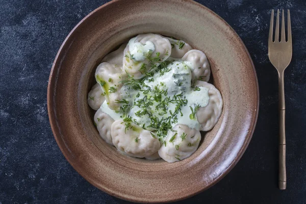 Appetitliche Knödel Gefüllt Mit Kartoffeln Und Champignons Mit Saurer Sahne lizenzfreie Stockfotos