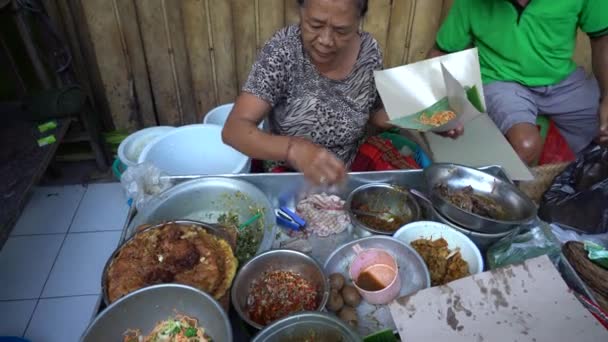 Ubud Bali Indonesia 2019年4月27日 印度尼西亚巴厘岛Ubud村的穷人在市场上出售和购买健康食品 清晨水果和蔬菜市场 — 图库视频影像