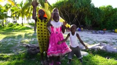 Zanzibar, Tanzanya - 30 Kasım 2019: Mutlu Afrikalı çocuklar, Tanzanya 'nın doğusundaki Zanzibar adasında, deniz kenarındaki tropik bir plajda,