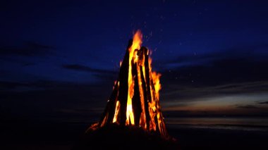 Tanzanya, Doğu Afrika 'daki Zanzibar adasında gece gökyüzünün arka planında büyük bir yangın var. Parlak alev. Akşamları şenlik ateşi.
