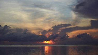 Hint Okyanusu üzerinde Tanzanya 'nın Zanzibar adasında, Doğu Afrika' da güzel bir gündoğumu. Seyahat ve doğa kavramı. Sabah gökyüzü, bulutlar, güneş ve deniz suyu