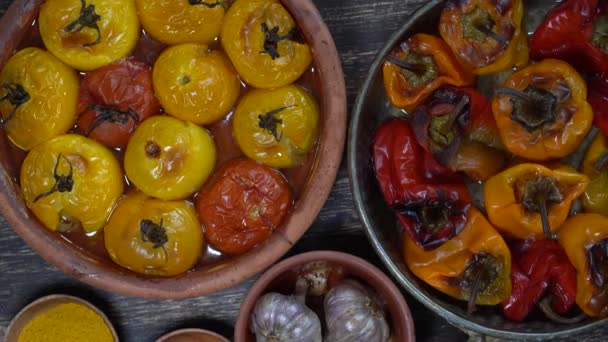 Bakad Röd Och Gul Tomat Och Paprika Tomater Och Paprika — Stockvideo