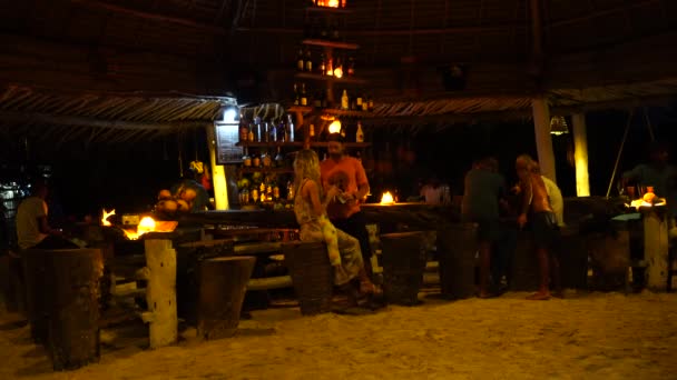 ザンジバル タンザニア 2019年12月8日 人々はザンジバル タンザニア 東アフリカの島のビーチで屋外の熱帯カフェで良い夜を過ごしています 夜のビーチバーでリラックスした雰囲気 — ストック動画