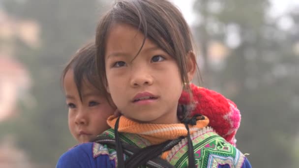 Sapa Vietnam Marzo 2020 Bambini Etnici Hmong Strada Nella Regione — Video Stock