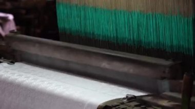 Kumaş ipeği fabrikasında çalışan bir spin makinesi, yakın çekim. Dalat, Vietnam yakınlarındaki ipek iplik ve kumaş fabrikası.