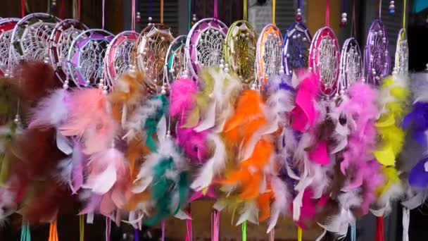 Berbagai Macam Penangkap Mimpi Fluffy Pasar Jalan Artisan Dari Kota — Stok Video