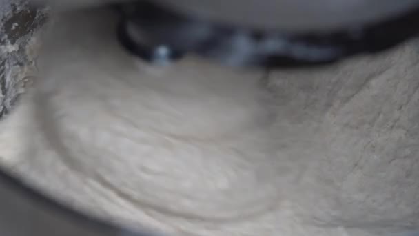 用厨房机器揉搓面团 制作无酵母面包与台架搅拌机 厨房帮手揉碎面粉做面团 — 图库视频影像