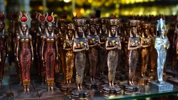 エジプト エジプト シャルム シェイクの観光客のための販売のための市場の屋台でのエジプトのお土産の異なる小像を閉じます — ストック動画