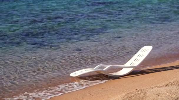Tumbonas Plástico Blanco Agua Mar Una Playa Tropical Sharm Sheikh — Vídeos de Stock