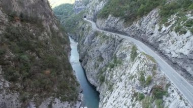 Tara Nehri Kanyonu, Kuzey Karadağ, Avrupa, seyahat ve doğa konseptinde arabalı büyük dağlar ve yol manzarası
