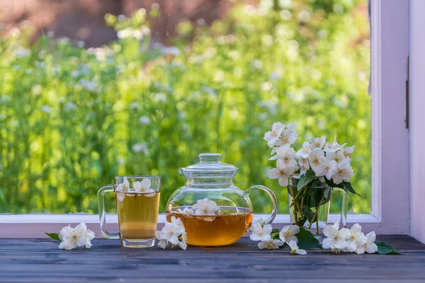 Köstlicher Heißer Kräutertee Auf Der Fensterbank Hause Sommertag Der Nähe Stockfoto