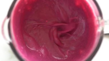 Tropik kırmızı ejderha meyvesi ve beyaz hindistan cevizi sütüyle karıştırılmış tatlı muz. Pembe meyve kokteyli. Sağlıklı yaşam tarzı kavramı. Yakın çekim, yavaş çekim, üst görünüm