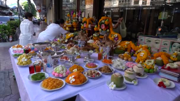 Bangkok Thaïlande Mai 2019 Peuple Thaïlandais Offrande Sacrificielle Nourriture Table — Video