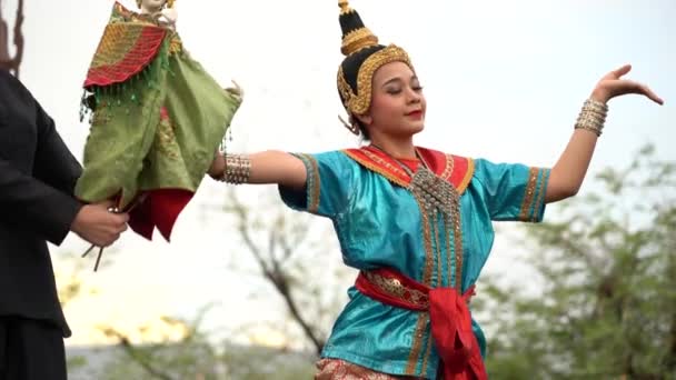 バンコク 2019年5月24日 タイの伝統衣装を着たタイ人女性が タイ国王の戴冠式の際にタイ人の民族舞踊を路上で披露 — ストック動画