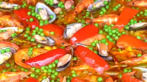 スペインのシーフードパエリアは ムール貝 野菜とフライパンで炒めます シーフードパエリアの背景 クローズアップ 伝統的なスペイン料理 — ストック動画