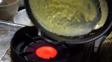 Cook Tayland 'da Bangkok' ta bir gece marketinde Tayland omleti hazırlıyor. Tayland sokak yemeği. Tayland geleneksel mutfağı. Tofu peynirli omlet, yumurta, soya fasulyesi filizi ve sebze, yakın plan.