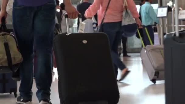 Bangkok Thailand Května 2019 Cestující Přijíždějí Odbavovací Přepážky Letišti Suvarnabhumi — Stock video
