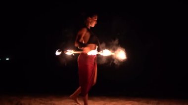 KOH PHANGAN, THAILAND - 15 Şubat 2019: Tayland 'da Koh Phangan Adası' ndaki dolunay partisinde turistler için gece sahile çıkan yangın gösterisi