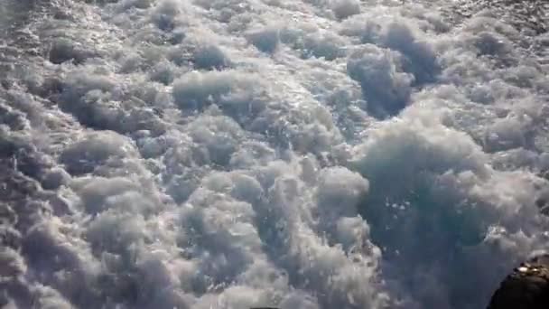 蓝海海浪与快艇唤醒泡沫的螺旋桨洗净 在船的运动过程中 溅落了几滴海水 旅行和自然的概念 慢动作 — 图库视频影像