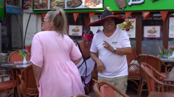 Bodrum Türkei September 2019 Erwachsene Menschen Tanzen Einem Straßencafé Die — Stockvideo