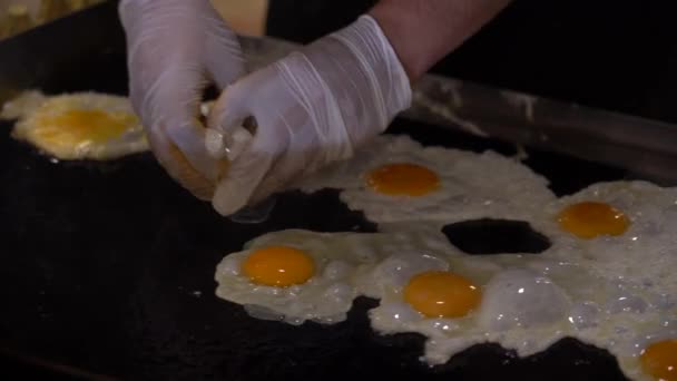 Kucharz Smaży Wiele Jajek Dużym Talerzu Kuchenki Śniadanie Dla Gości — Wideo stockowe